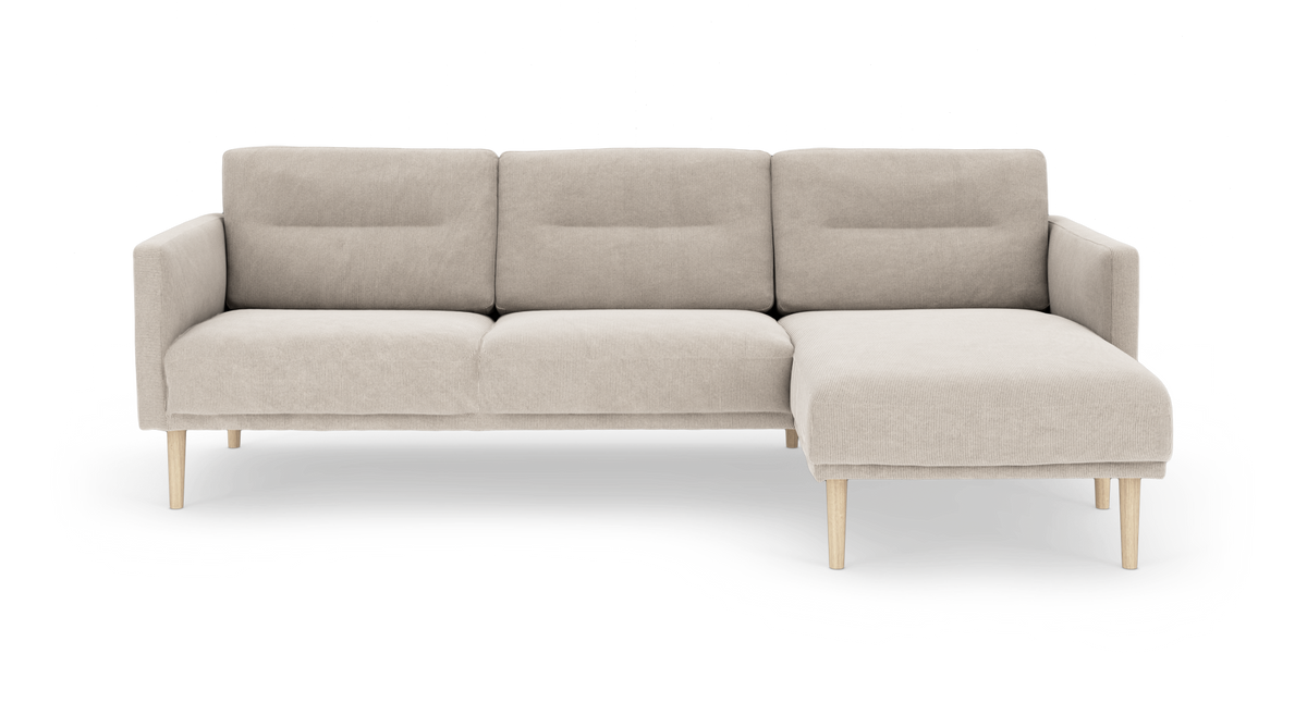 Beige hjørnesofa med chaiselong til højre på træben, frilagt på hvid baggrund.