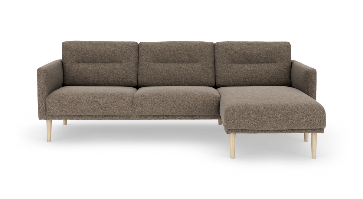 Brun 3-personers sofa med chaiselong mod højre, skandinavisk design med træben, frilagt på lys baggrund.