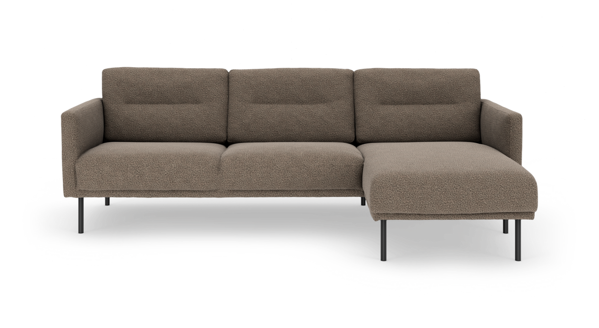 Moderne 3-personers sofa med højre chaiselong i beige/taupe stof og slanke sorte metalben, frilagt på hvid baggrund.