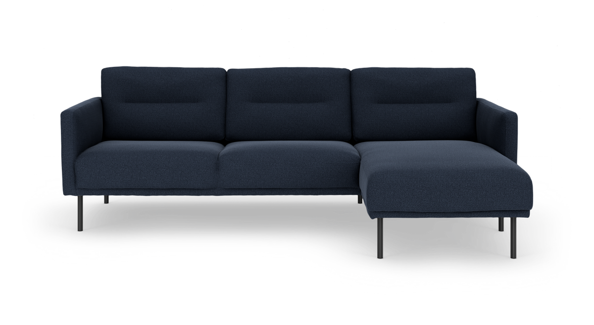 Mørkeblå hjørnesofa med chaiselong til højre på metalben, frilagt mod hvid baggrund.