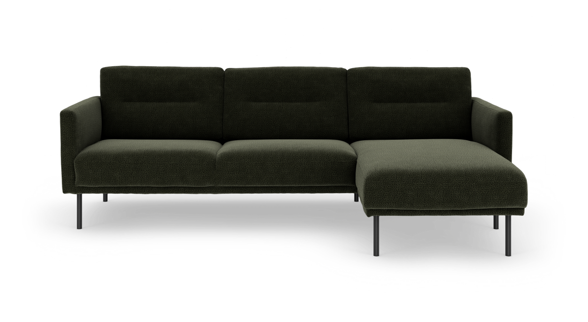 Mørkegrøn hjørnesofa med chaiselong på højre side og slanke metalben, moderne design frilagt på hvid baggrund.
