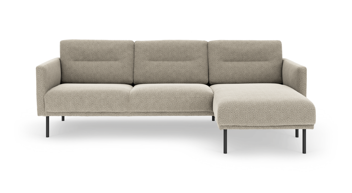 Beige modulsofa med højrevendt chaiselong på slanke metalben, frontvisning mod hvid baggrund.