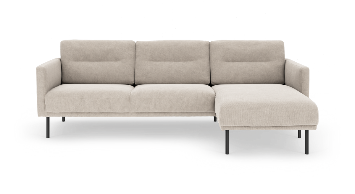 Lys beige modulsofa med højre chaiselong og slanke sorte ben, set forfra på hvid baggrund.