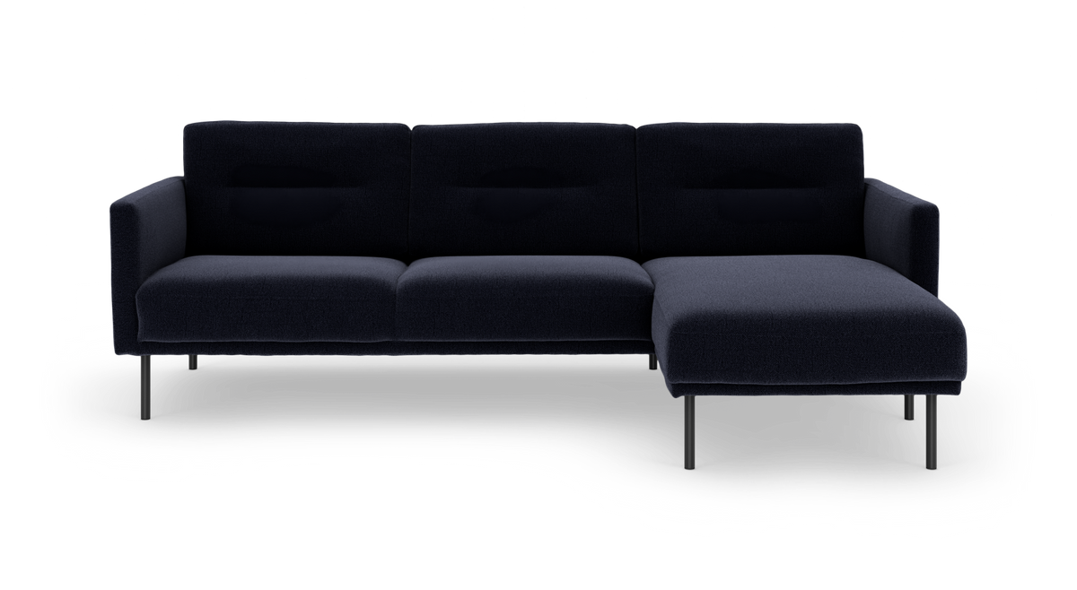 Mørkeblå modulsofa med chaiselong til højre og slanke metalben på hvid baggrund.