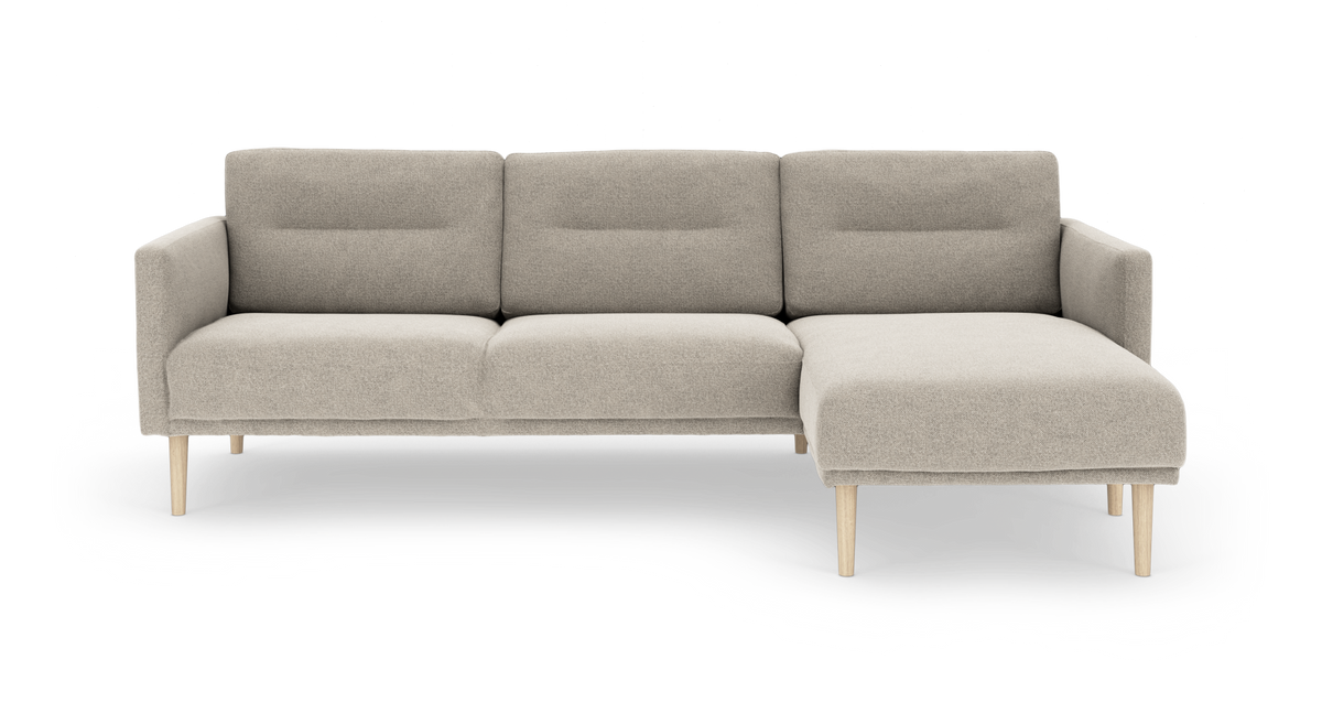 Beige 3-personers sofa med højre chaiselong og lyse træben, frontvisning på hvid baggrund.