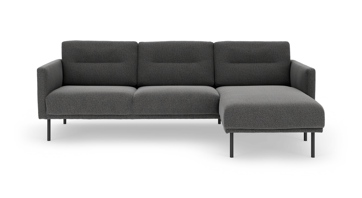 Mørkegrå modulsofa med chaiselong til højre på slanke sorte ben, fritlagt på hvid baggrund.