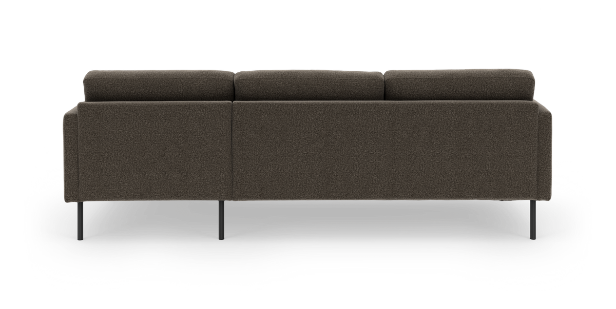 Mørkebrun tresæders sofa set bagfra på hvid baggrund med slanke sorte ben.