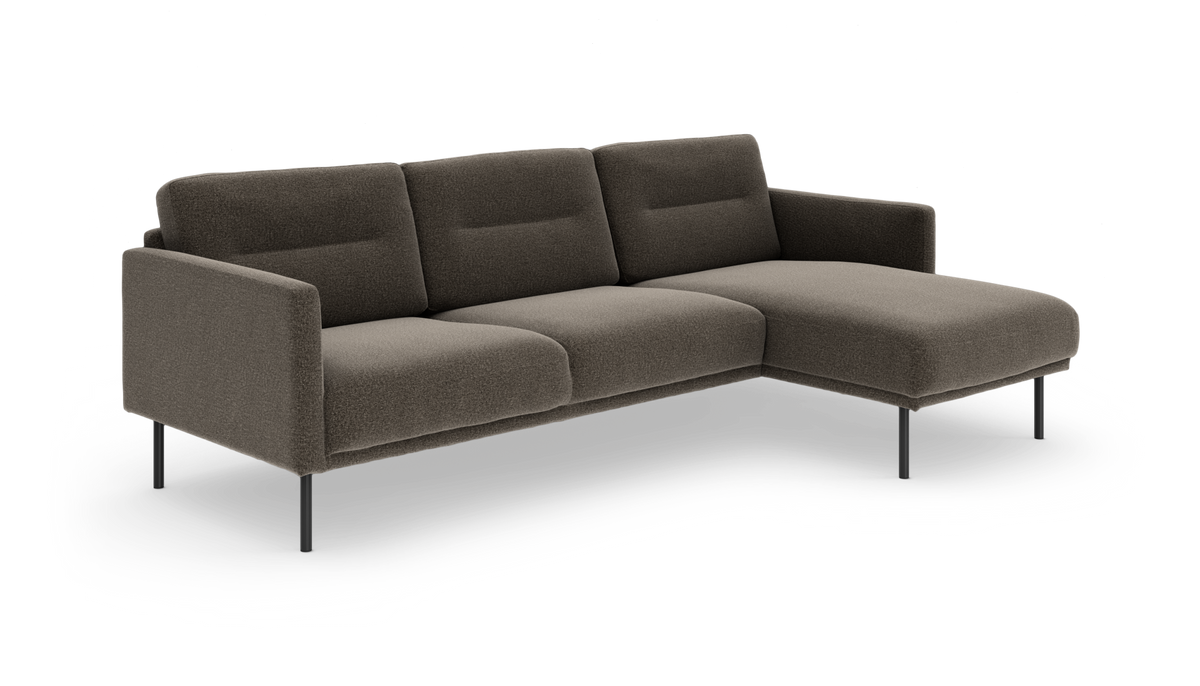 Mørk beige modulsofa med højrevendt chaiselong og slanke sorte ben, fritlagt på hvid baggrund.