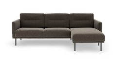 Brungrå modulsofa med chaiselong til højre på slanke sorte ben, fritlagt på hvid baggrund.