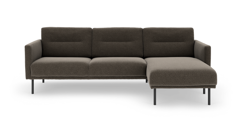 Brungrå modulsofa med chaiselong til højre på slanke sorte ben, fritlagt på hvid baggrund._ps