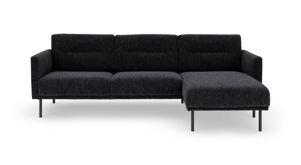 Mørkegrå modulsofa med chaiselong til højre på slanke metalben, fritlagt mod hvid baggrund.