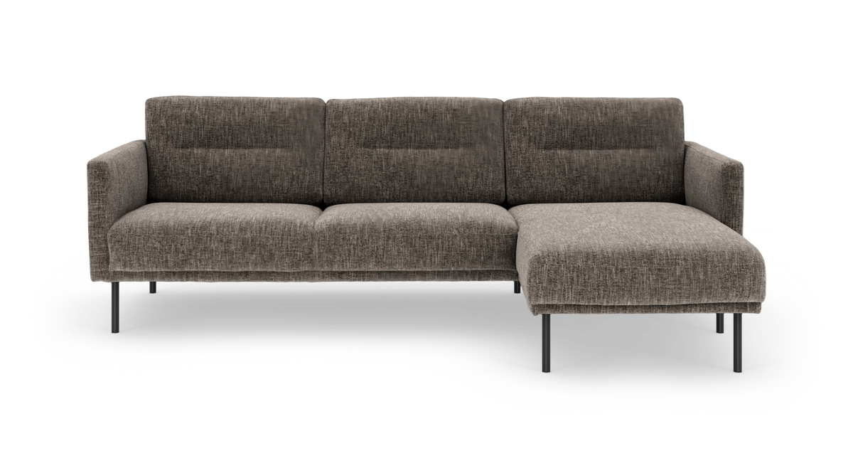 Brungrå modulsofa med højre chaiselong og slanke sorte metalben i studiemiljø.