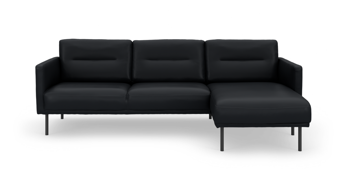 Sort hjørnesofa med chaiselong til højre i moderne design, frontvisning i studie.