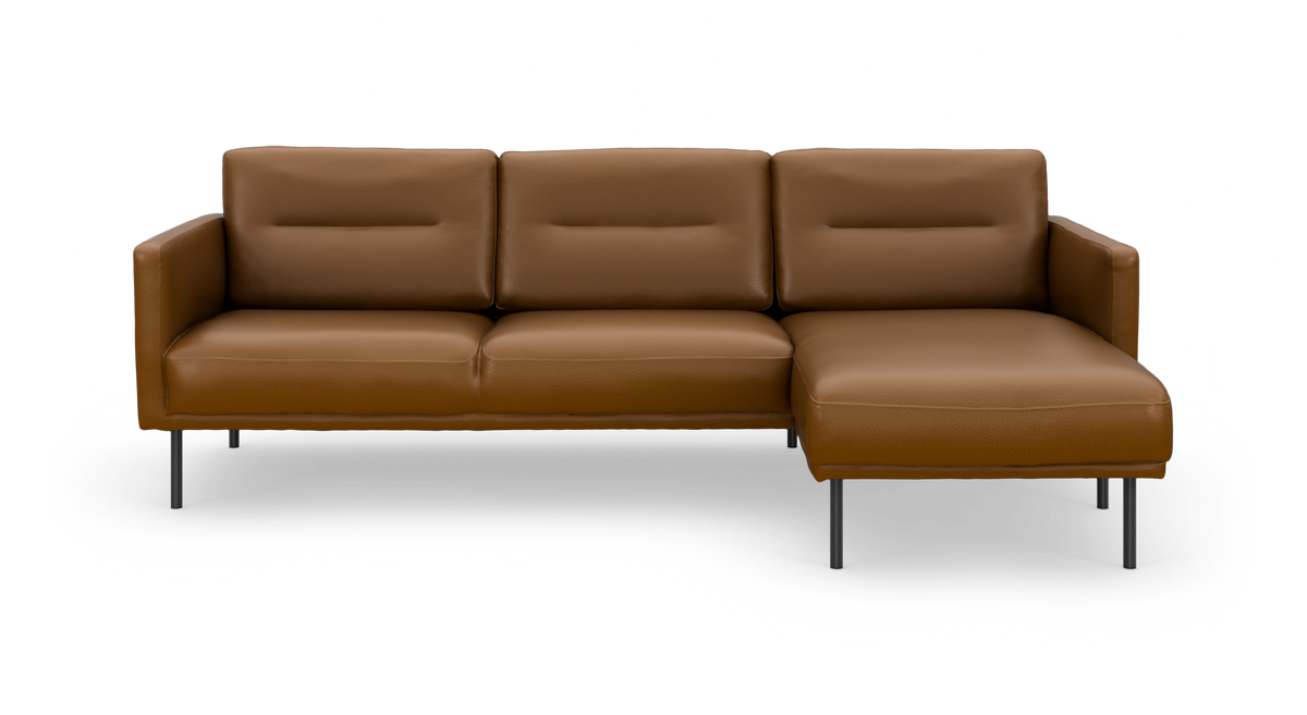 Brun læderhjørnesofa med chaiselong til højre på slanke metalben, frilagt mod hvid baggrund.