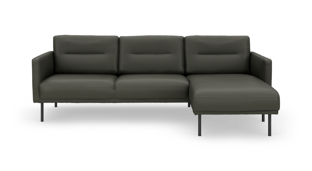 Mørkegrøn hjørnesofa med chaiselong til højre, slanke metalben og tre ryghynder – frontvisning.