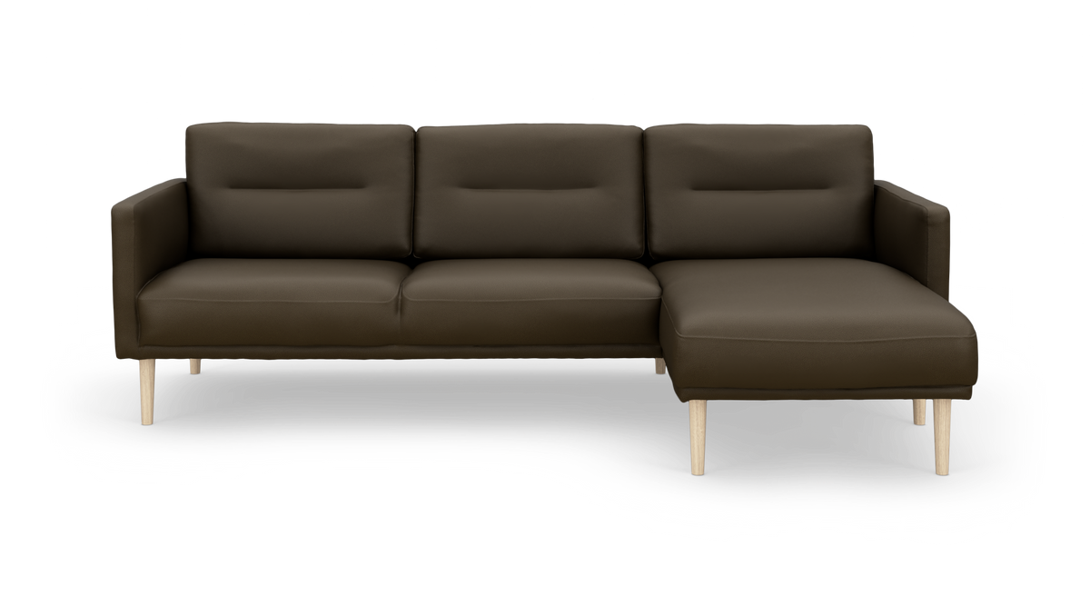 Mørkebrun hjørnesofa med chaiselong til højre og lyse træben, frontvisning på hvid baggrund.