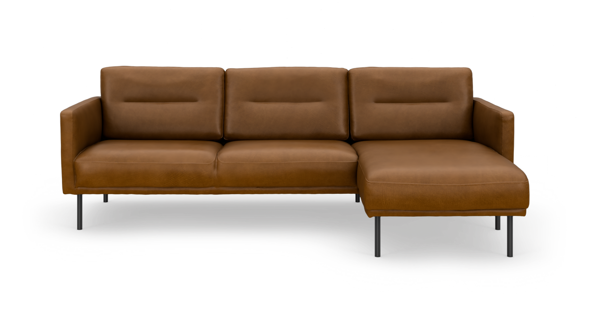 Brun lædersofa med højre chaiselong, tre sæder og slanke metalben – frontvisning på hvid baggrund.