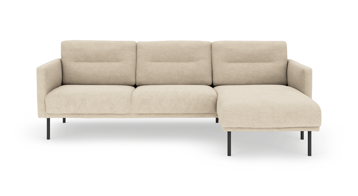 Beige modulsofa med chaiselong til højre og slanke metalben, frontvisning på hvid baggrund.