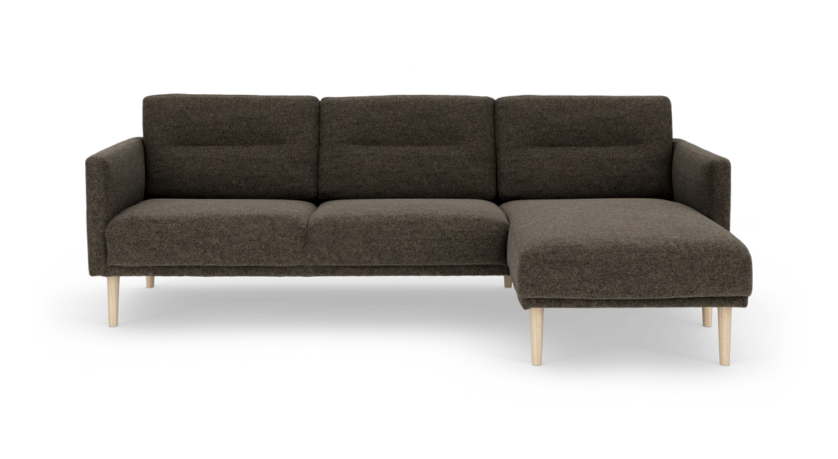 Mørkebrun 3‑personers sofa med chaiselong i højre side og lyse træben.