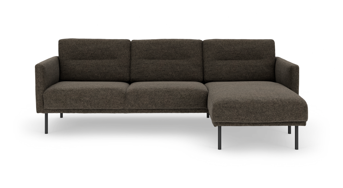 Brun, moderne modulsofa med højre chaiselong og metalben, fotograferet forfra mod hvid baggrund.