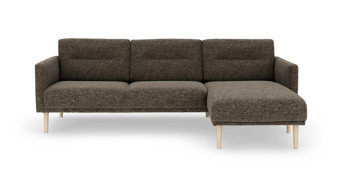 Mørkebrun 3‑personers sofa med højrevendt chaiselong og lyse træben, frilagt på hvid baggrund.