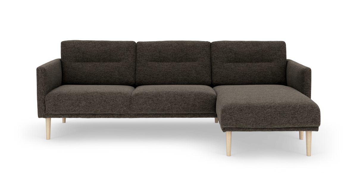 Mørkegrå hjørnesofa med højrevendt chaiselong og lyse træben, frilagt på hvid baggrund.