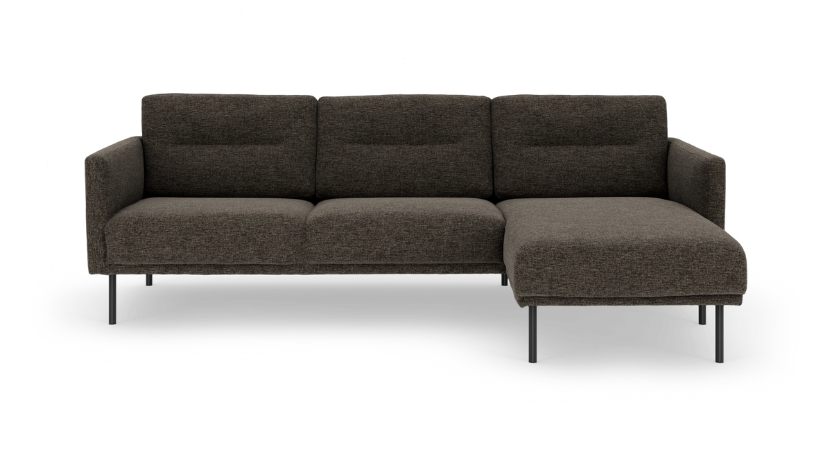 Mørkebrun modulsofa med chaiselong til højre og metalben, frilagt på hvid baggrund.
