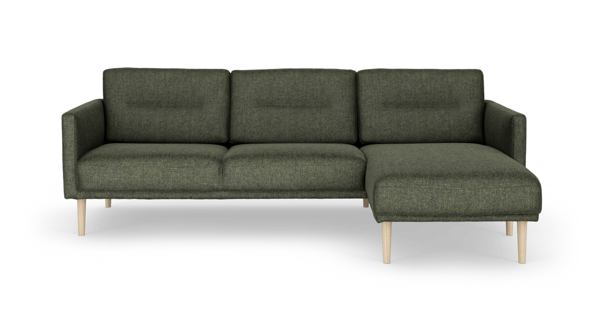 Grøn 3-personers sofa med højrevendt chaiselong og lyse træben, frilagt produktfoto forfra.