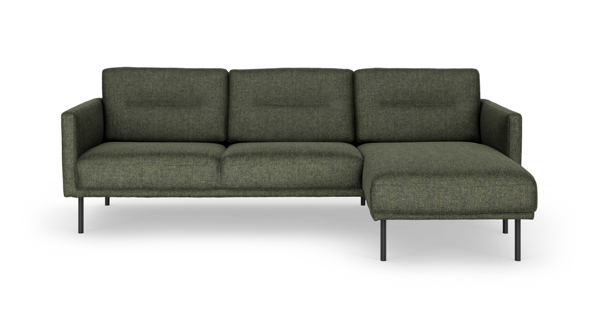 Grøn modulsofa med højre chaiselong og slanke metalben, fritlagt på hvid baggrund.