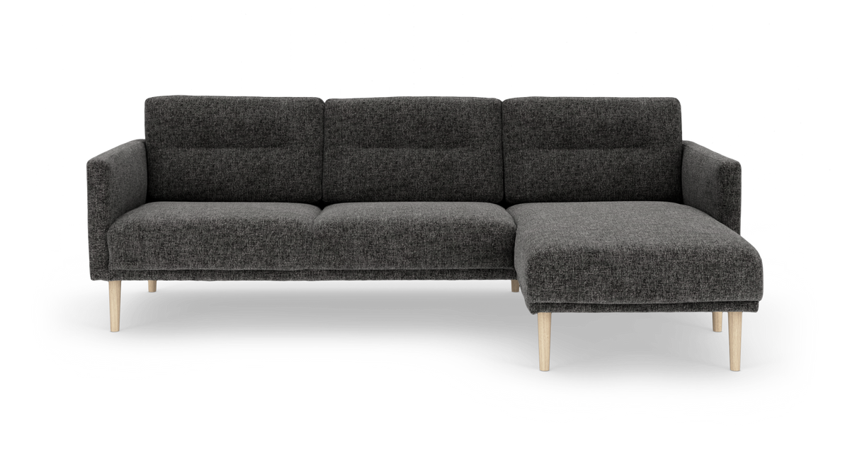 Mørkegrå 3-personers sofa med højre chaiselong, stofbetræk og lyse træben.
