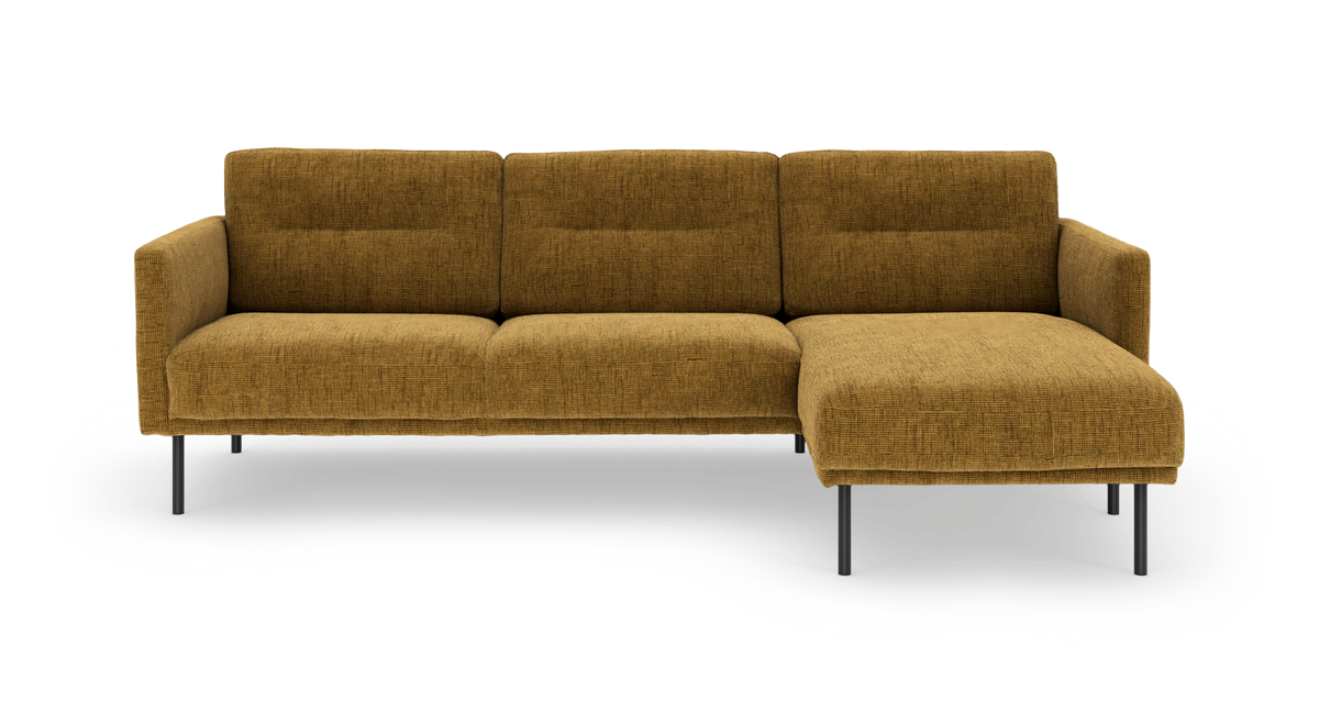 Sennepsgul modulsofa med chaiselong til højre på metalben, fritlagt produktbillede.