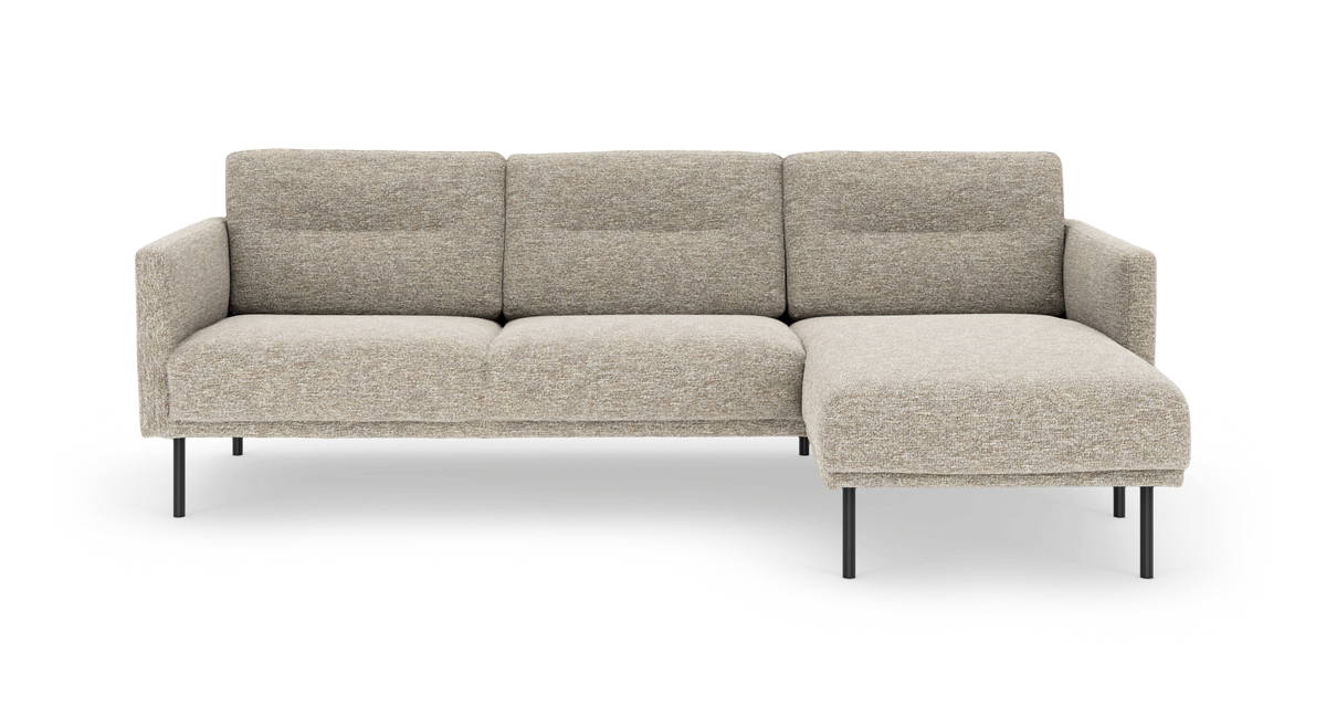 Beige modulsofa med chaiselong til højre og slanke sorte ben, frilagt på hvid baggrund.