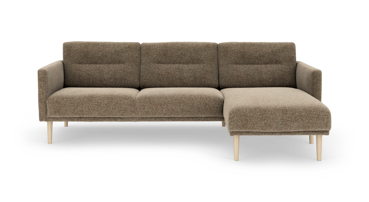 Brun modulsofa med chaiselong til højre, stofbetræk og lyse træben, frilagt på hvid baggrund.