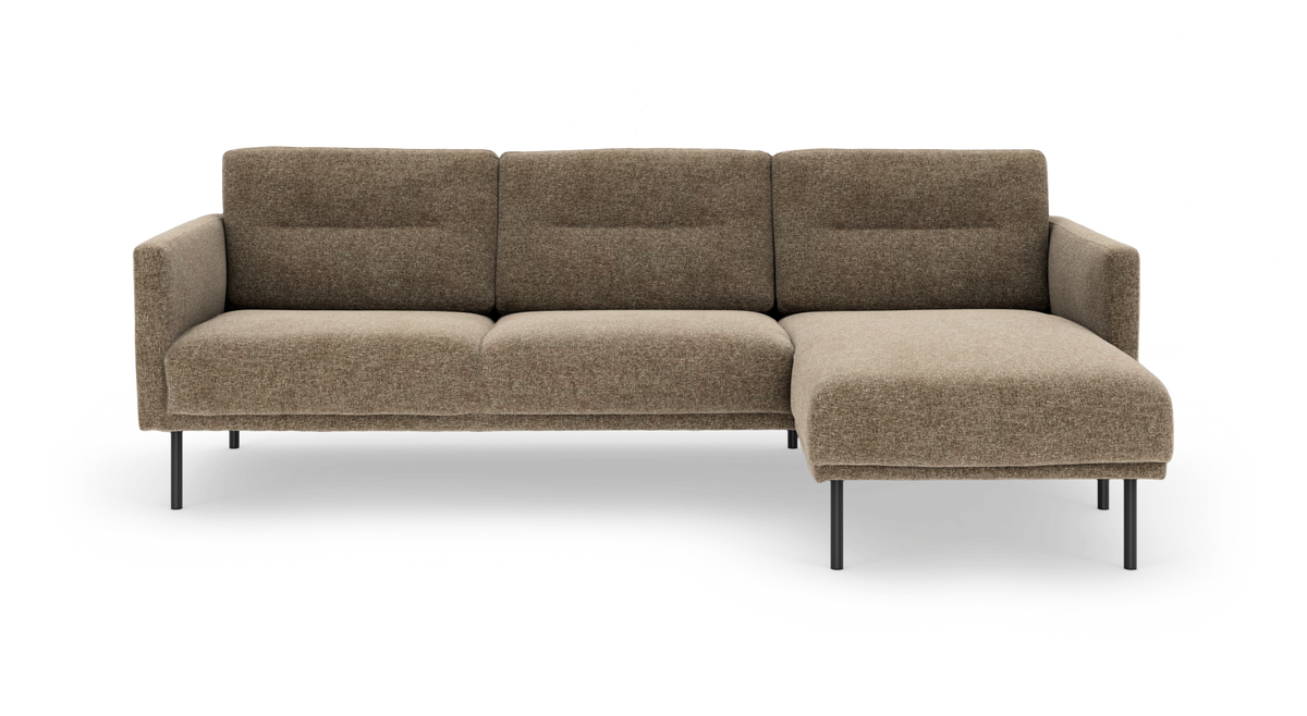 Brun stofsofa med chaiselong til højre på slanke metalben, fritlagt forfra.