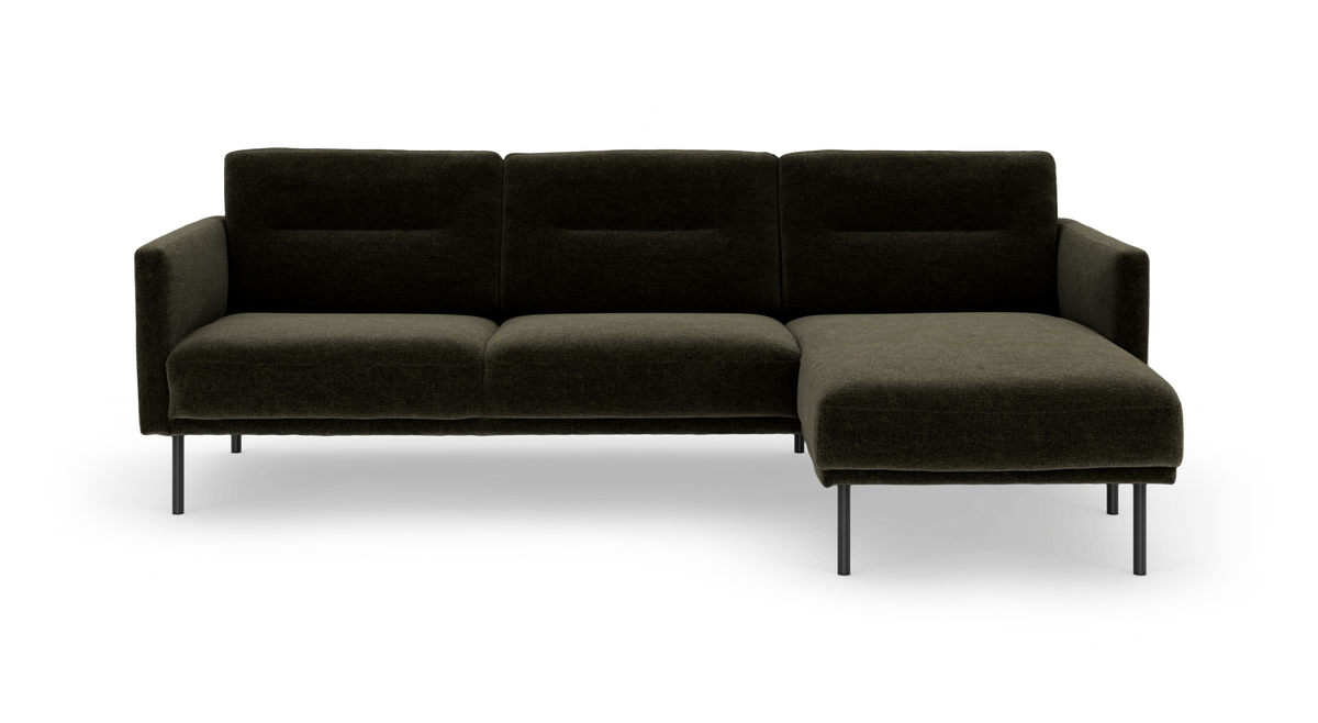 Moderne mørk olivengrøn 3-personers sofa med højre chaiselong og metalben, frilagt i studielys.