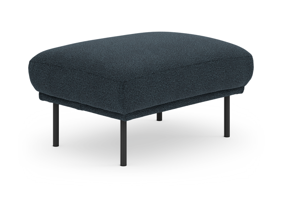 Mørkeblå polstret skammel/pouf med slanke sorte metalben, frilagt på hvid baggrund.