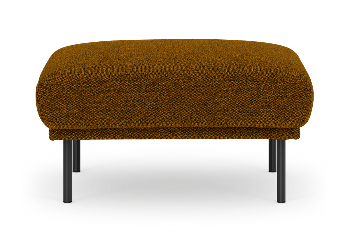 Sennepsgul/brun stofpuf (ottoman) med sorte runde metalben, fritlagt på hvid baggrund.