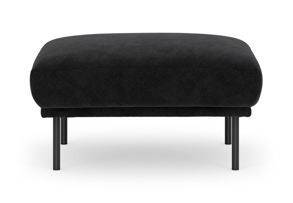 Sort puf/ottoman i stof med slanke metalben, fritlagt på hvid baggrund.