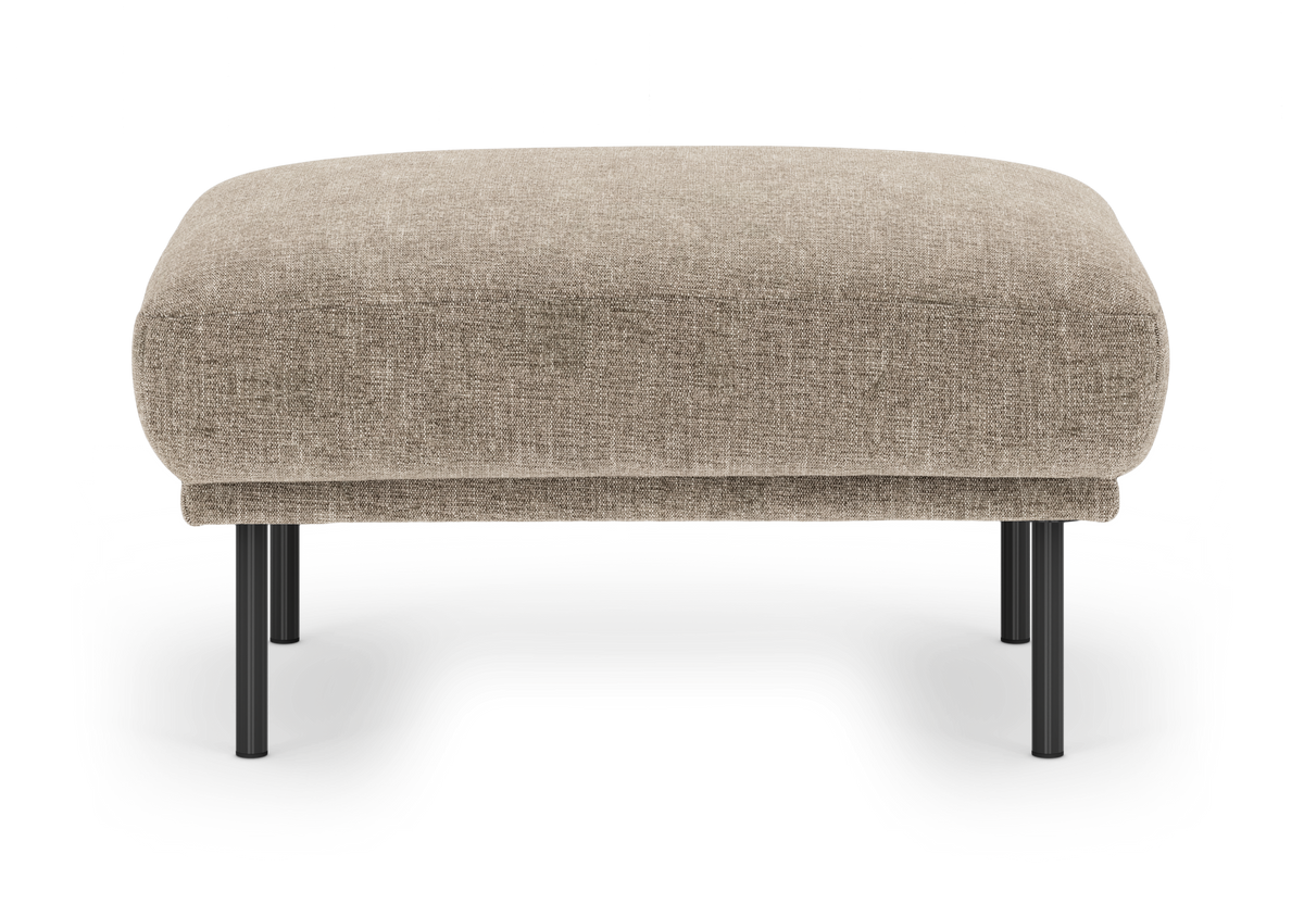Beige stof-ottoman/skammel med sorte metalben, frilagt på hvid baggrund.