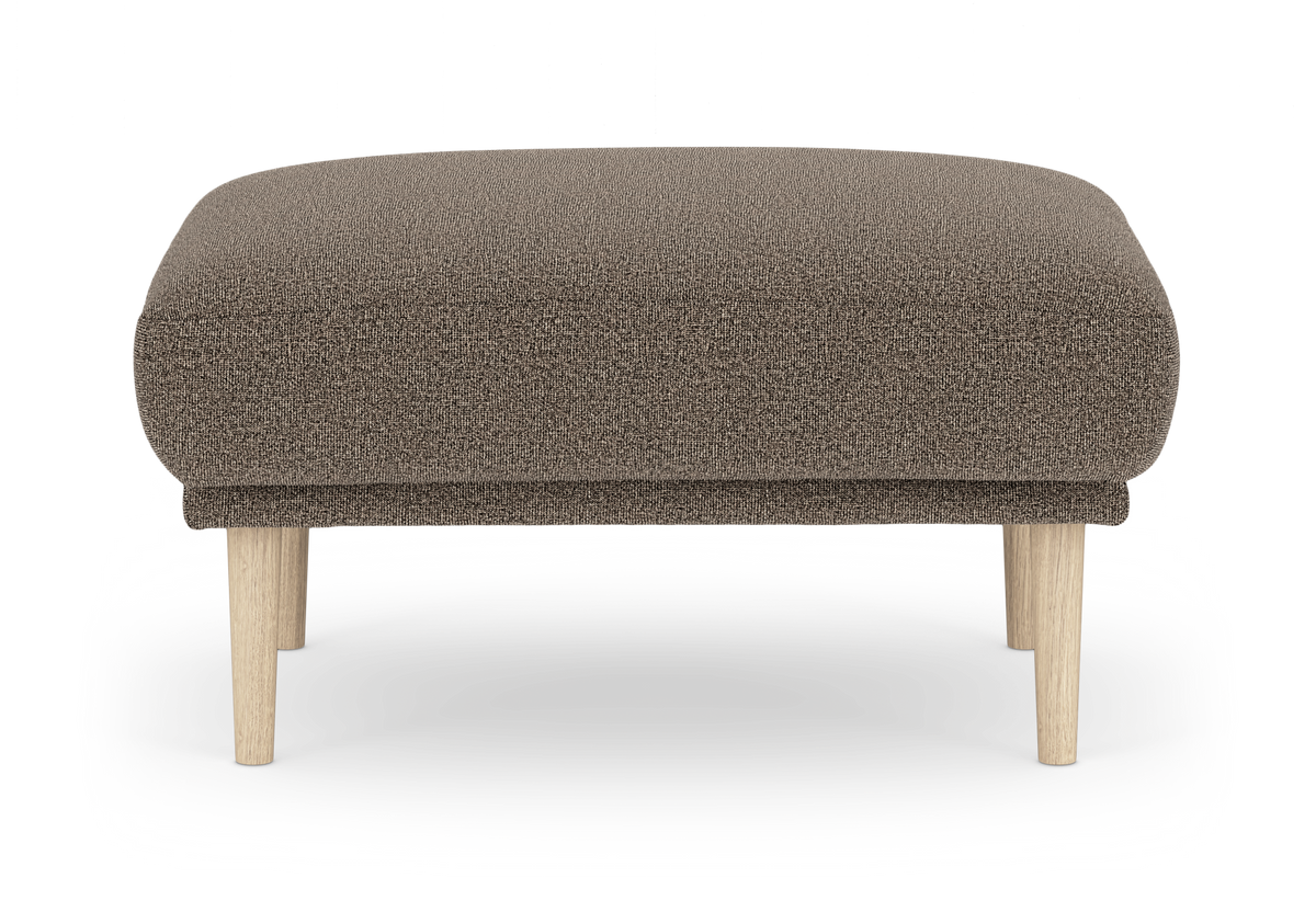 Brun skammel/ottoman i tekstil med lyse træben, frilagt på hvid baggrund.