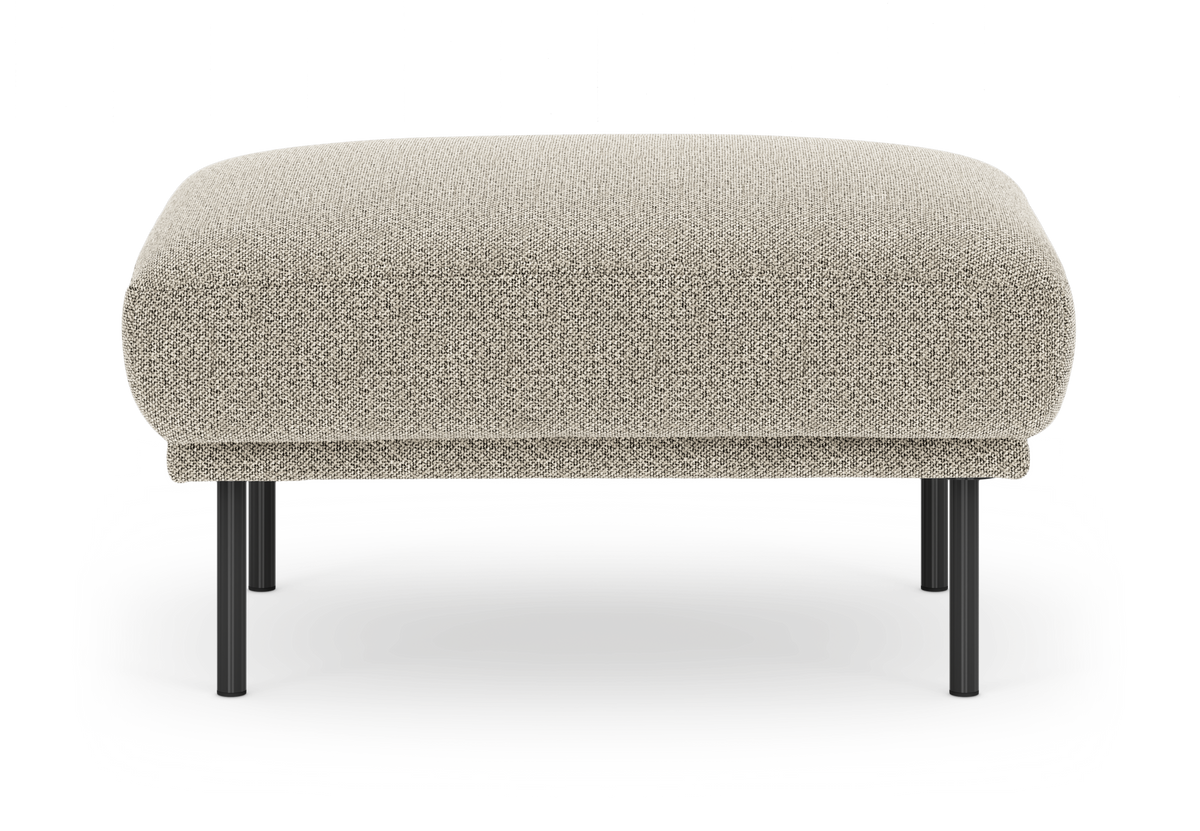Beige polstret fodskammel med sorte metalben, frilagt på hvid baggrund.