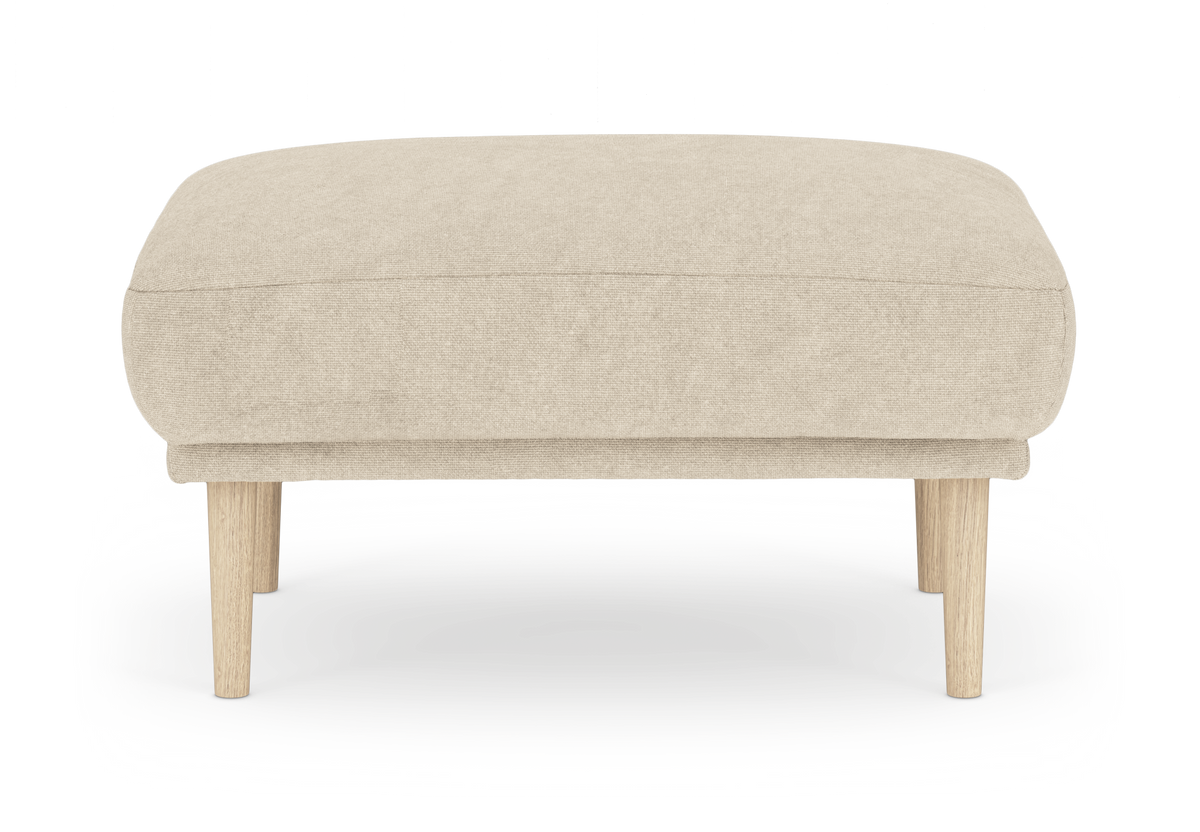 Beige skammel/ottoman i stof med lyse træben, frilagt produktfoto forfra.