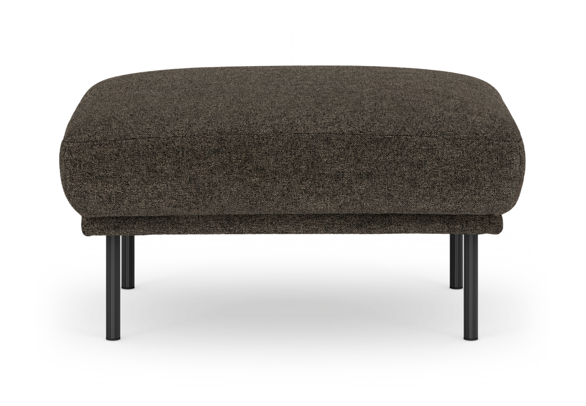 Mørkebrun puf/ottoman i tekstil med sorte metalben, frilagt på hvid baggrund.