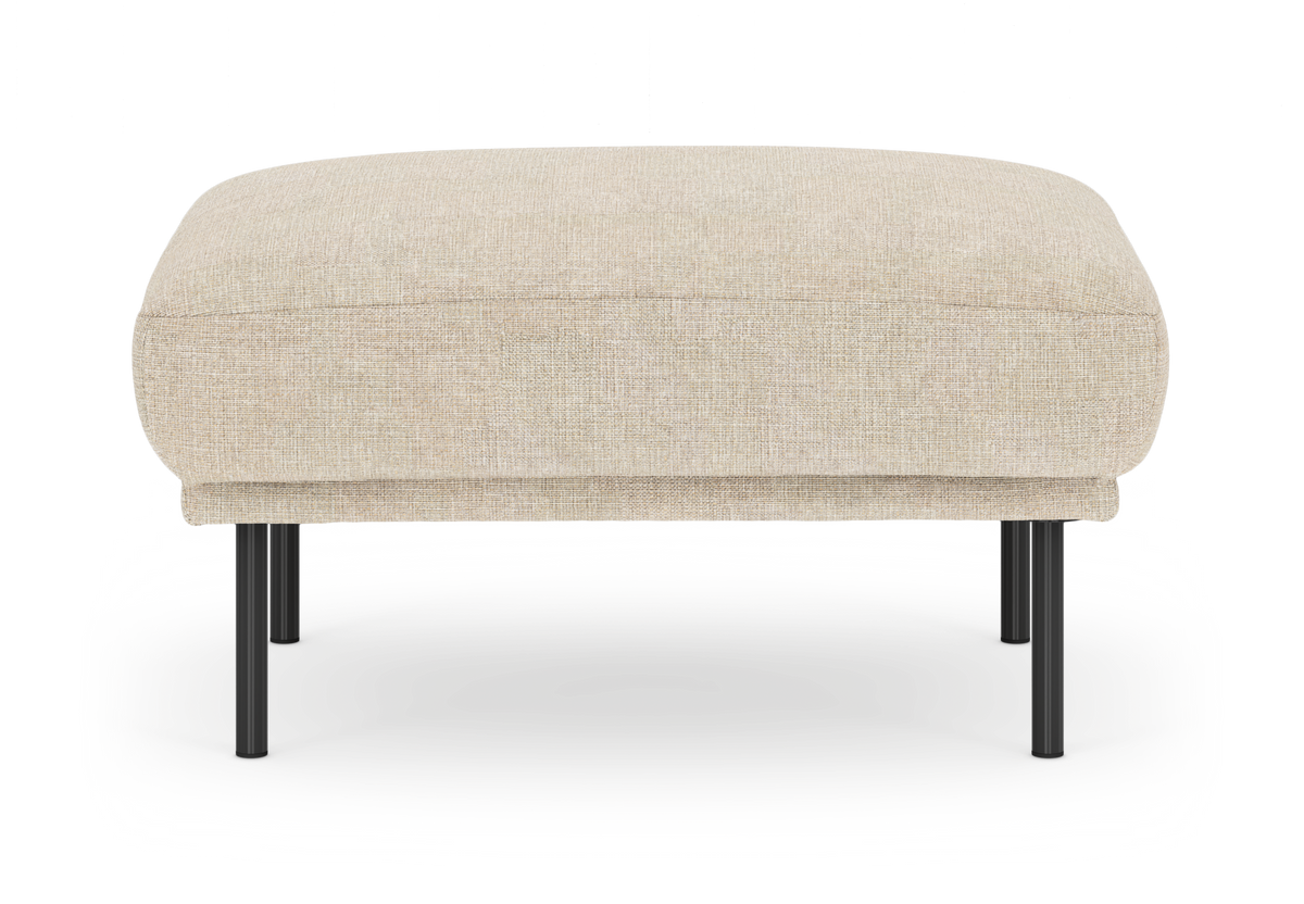 Beige fodskammel i stof med sorte metalben, fritlagt frontvisning.
