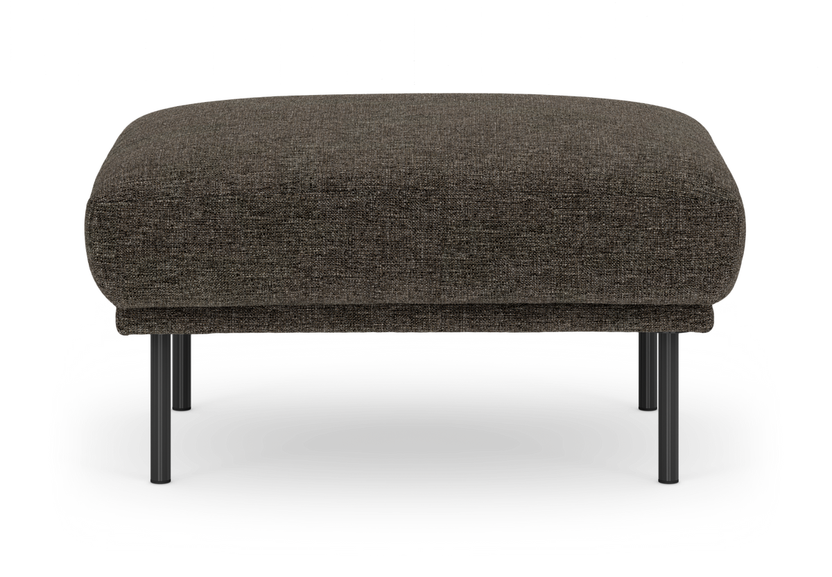 Mørkebrun tekstilbetrukket skammel/ottoman med runde sorte metalben, frilagt mod hvid baggrund.