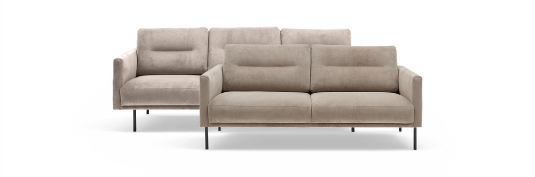 Beige sofasæt i fløjl, 3-pers. foran og 2-pers. bagved, frilagt mod hvid baggrund.