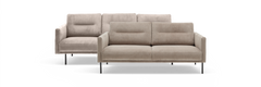 Beige sofasæt i fløjl, 3-pers. foran og 2-pers. bagved, frilagt mod hvid baggrund.