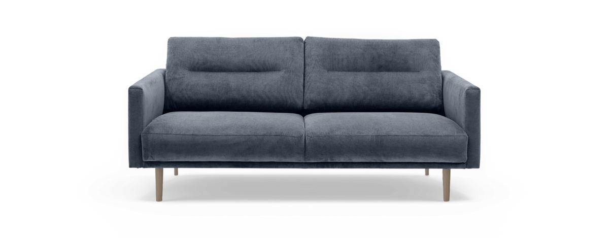 Blågrå 2-personers sofa i rillet stof med slanke træben, frilagt på hvid baggrund.