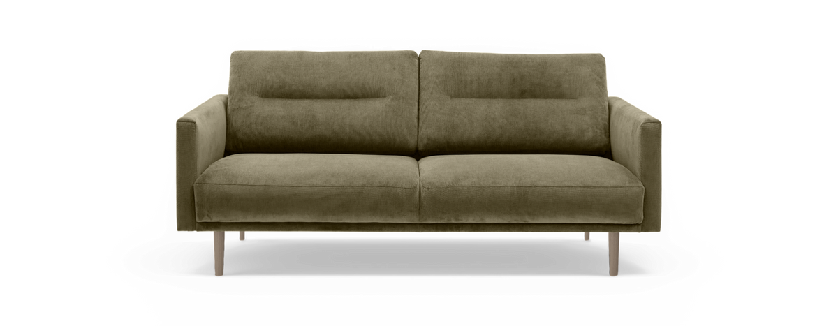 Olivengrøn 2-personers sofa med slanke træben, frontvisning.