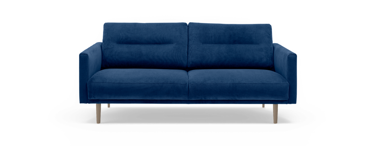 Mørkeblå 2-personers sofa med slanke træben, frontvisning på neutral baggrund.